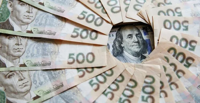 Долар за 30: гривня стрімко падає на фоні загрози вторгнення