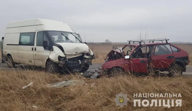 Лоб у лоб: на Волині зіткнулися ВАЗ і бус (фото, відео)