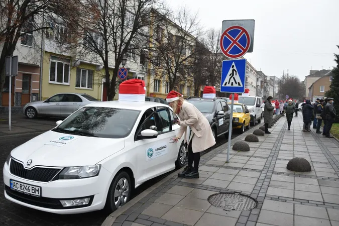 У Луцьку таксисти перетворилися на Святих Миколаїв (фото)