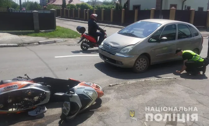 У Нововолинську мопедист влетів в авто: чоловік – в лікарні (фото)