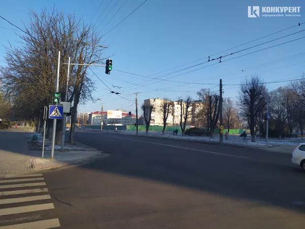 Відродження-Ветеранів-Писаревського: в Луцьку запрацював новий світлофор (фотофакт)