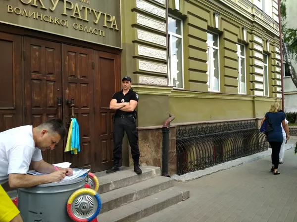 У Луцьку до пікетувальників прокуратури викликали патрульних (фото)