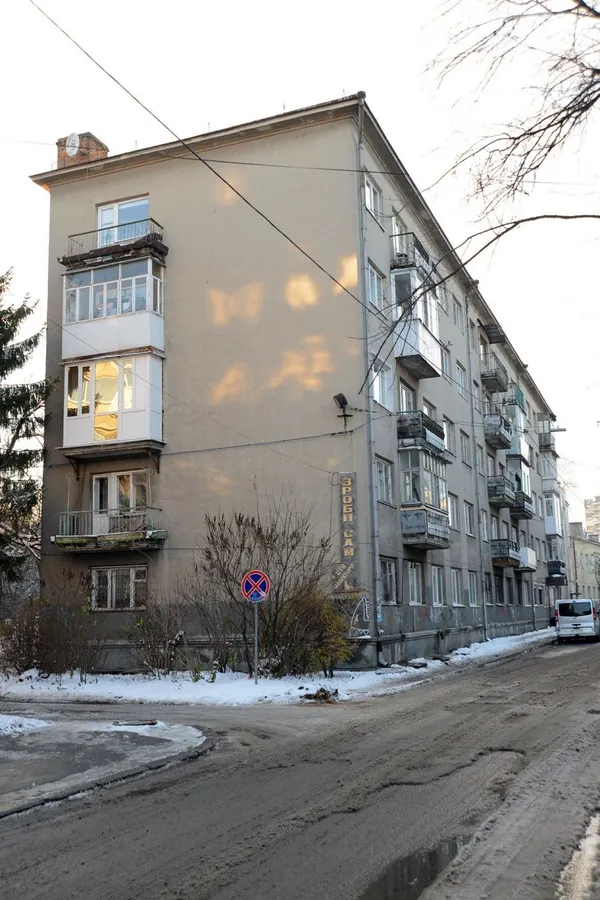 У центрі Луцька руйнується будинок (фото)