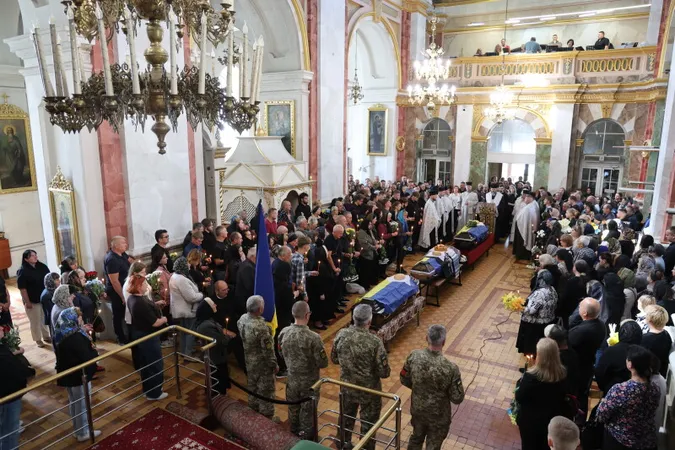 Луцьк навколішки прощався з трьома загиблими захисниками Русланом Новосадом, Владиславом Павлюком та Анатолієм Дячуком