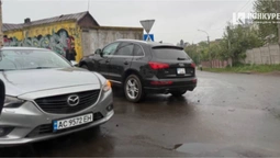 Біля школи №13 у Луцьку – аварія: автівка заїхала у стіну (фото)