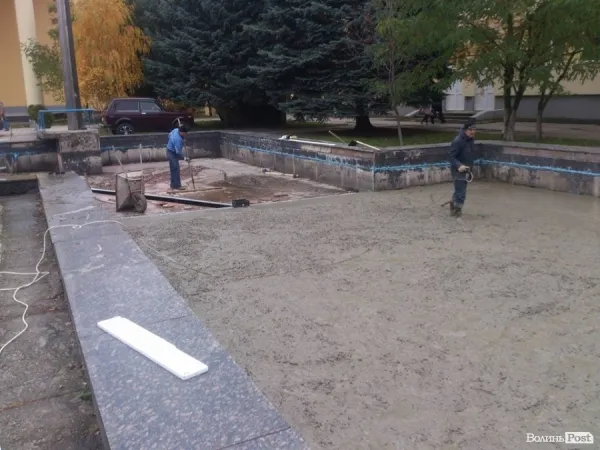 Біля Палацу учнівської молоді облаштовують спортивний майданчик (фото)