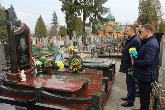 У Луцьку вшанували пам'ять загиблого в АТО капітана СБУ (фото)
