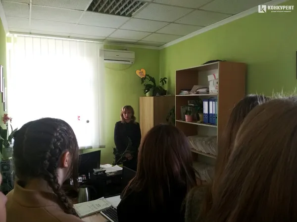 Рація, «броніки» та 100 запитань: луцькі школярі відвідали управління патрульної поліції (фото)