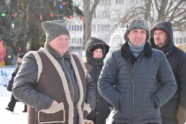 На Театральному майдані в Луцьку вперше встановили Різдвяного Дідуха (фото)