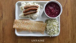Чим харчуються діти у школах світу (ФОТО)
