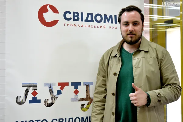Вистава про буденність і любов: луцькі пенсіонери безкоштовно відвідали театр  (фото)
