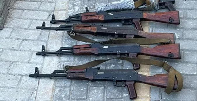 Прикидалися правоохоронцями: у Києві затримали торговців зброєю (фото)