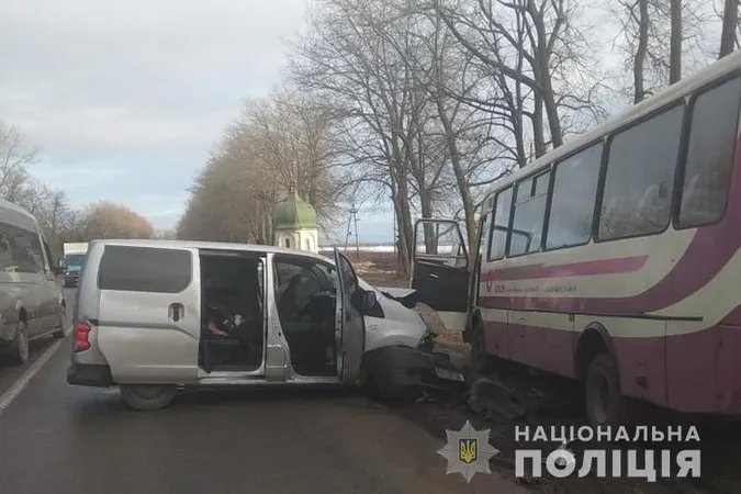 На Тернопільщині в автобус «Івано-Франківськ – Луцьк» влетіла іномарка (фото)