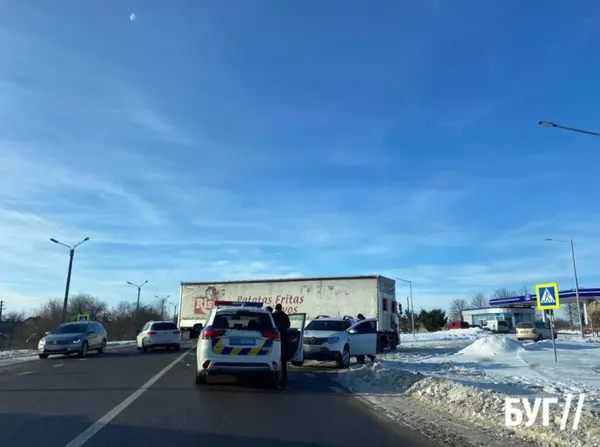 У Нововолинську на в'їзді на АЗС застрягла фура – рух ускладнений (фото)