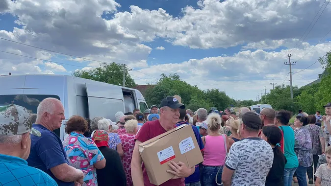 За 30 кілометрів до фронту: з Луцька до Миколаєва передали «сімейні пакунки» (фото)