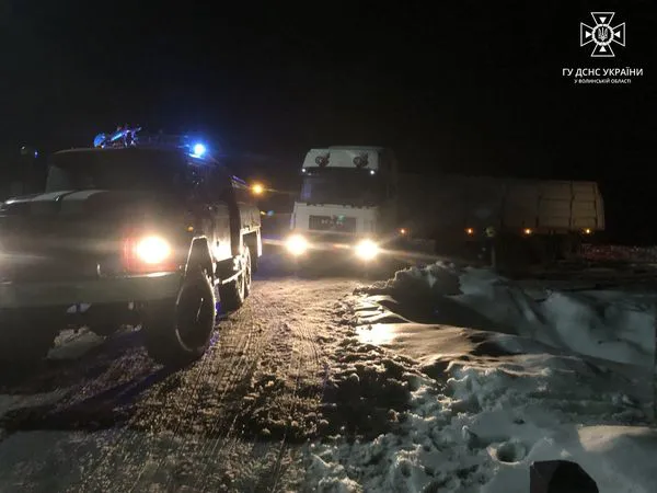 Тягач, «швидка», автобус: рятувальники допомогли водіям, які «застрягли» на дорозі (фото)