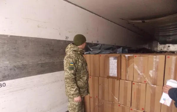 Луцькі прикордонники знайшли у вантажівці 270 000 пачок сигарет (фото, відео)