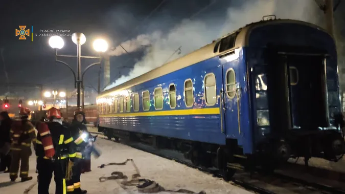 На вокзалі у Львові загорівся вагон з пасажирами (фото)