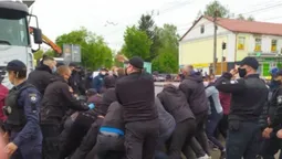 Автомобілем на людей: базарники чинять опір поліції та муніципалам (фото, відео)