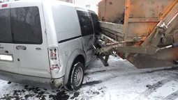 У Луцьку сміттєвоз потрощив автівки поліцейських (фото)