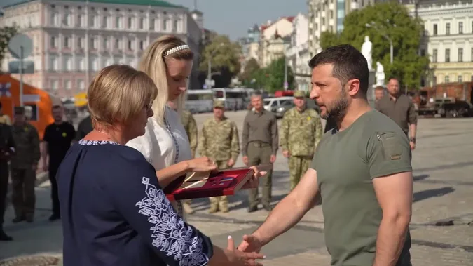 Герой України посмертно: родині загиблого льотчика з Луцька Євгена Лисенка вручили орден «Золота Зірка» (фото)
