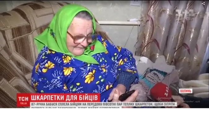 На Волині 87-річна бабуся нав'язала півсотні пар теплих шкарпеток на передову (відео)