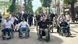 Понад 3 кілометри перешкод на колісних кріслах: у Луцьку провели ходу безбар’єрності (фото, відео)