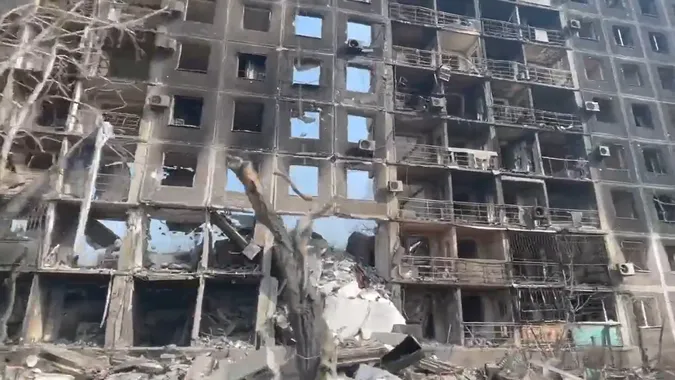 Порожні вулиці та пробиті наскрізь будинки: як зараз виглядає Маріуполь (відео)