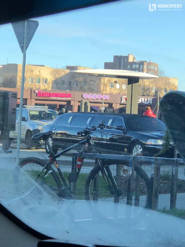 Біля  McDonald's в Луцьку через лімузин утворився затор (фото)