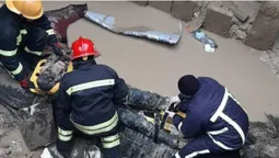 Знайшли без свідомості: у Луцьку чоловік впав у 5-метровий котлован (відео)