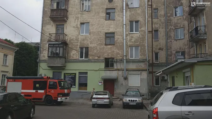 У центрі Луцька через «бички» загорівся підвал (фото, відео)