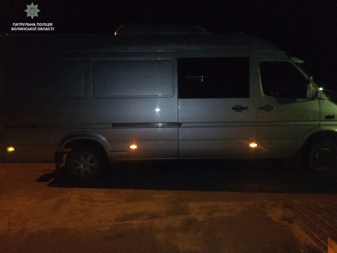 Мама, тато, восьмеро дітей: на Волині затримали бус, який перебував у розшуку (відео)
