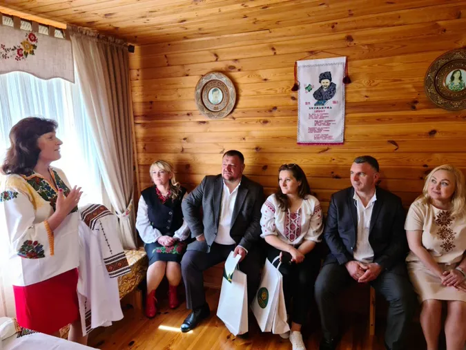 Вишивальниця зі Звірова копіює давні орнаменти з вишиванок, яким кілька століть (фото)
