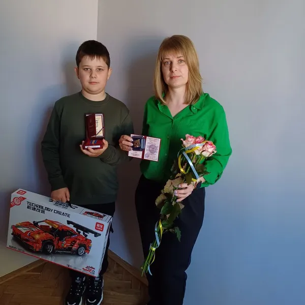 Родині воїна Ігоря Столярука вручили його посмертні нагороди (фото)