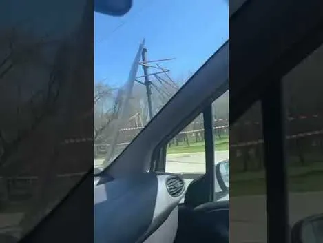 У Луцьку на тротуар впав патріотичний білборд (відео)