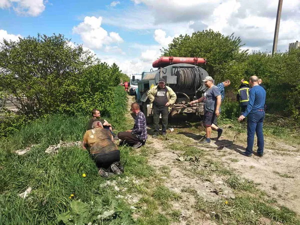Двоє працівників «Нововолинськводоканалу» втратили свідомість у 4-метровому колодязі (фото)