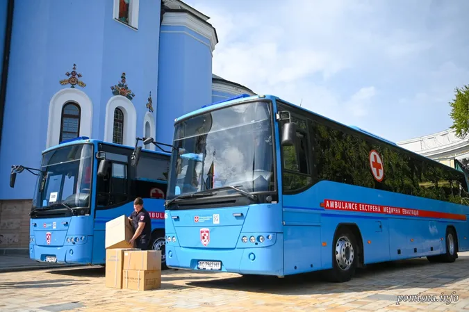 Епіфаній освятив автобуси для евакуації поранених, які придбали волиняни (фото)