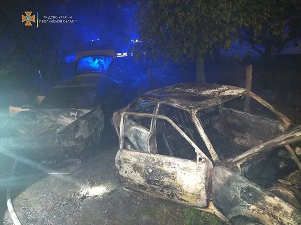У Луцькому районі вночі згоріли дві автівки (фото, відео)