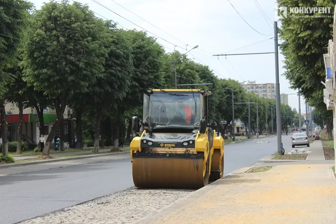 Фінішна пряма: як у Луцьку на Волі вкладають асфальт (фото)