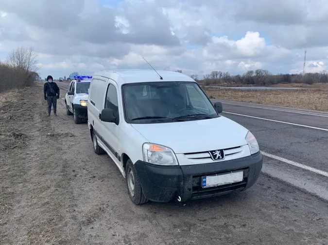 На трасі Київ-Ковель-Ягодин зупинили «пежо» і знайшли там бурштину на пів мільйона (відео)
