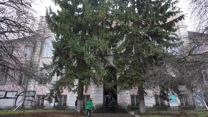 У центрі Луцька розпочали реконструкцію Будинку офіцерів (фото)