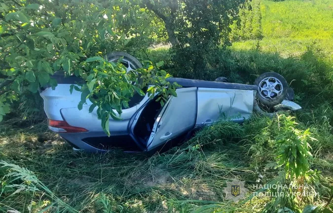 У Луцькому районі сталася жахлива аварія: легковик – у кюветі, люди – у лікарні