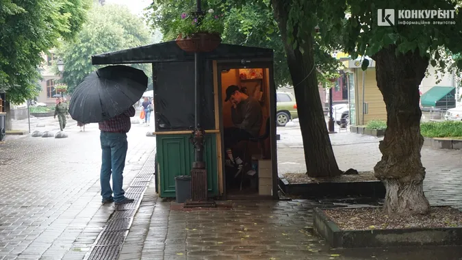 Мокрі етюди: як у серці Луцька люди тікали від літнього дощу (фото)