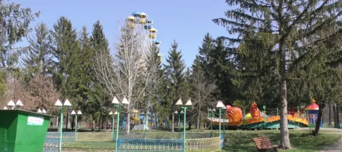 Без “Човників” і ”Сонечка”: атракціони у луцькому парку готують до відкриття (відео)