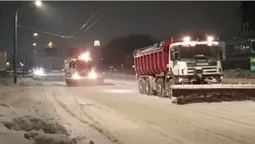 Снігопад не відступає: що зараз відбувається на дорогах Волині (відео)