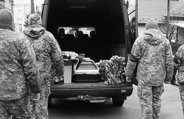 У Володимирі попрощалися із 34-річним воїном Віктором Ткачуком (фото)