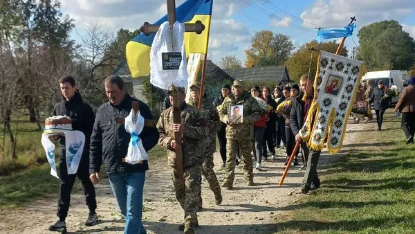 Навіки 28: на Волині провели в останню путь полеглого воїна Романа Ткачука (фото)