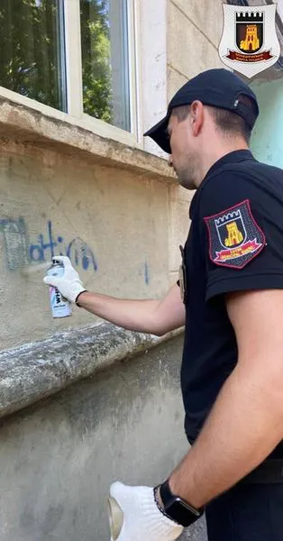 У Луцьку зафарбовували адреси сайтів та телеграм-каналів з рекламою наркотиків (фото)