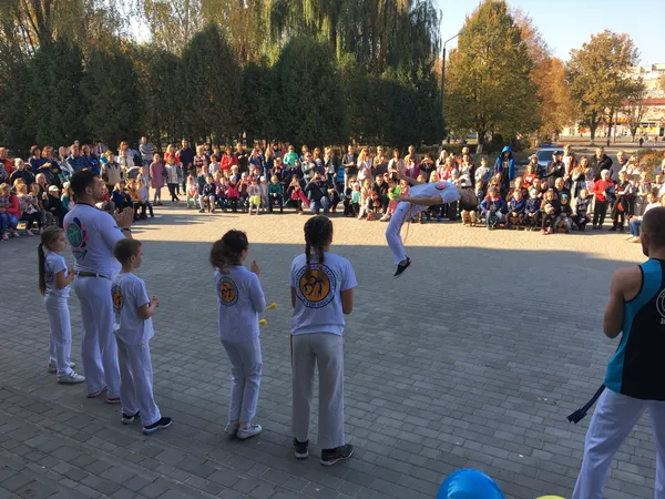 «Козацькому роду нема переводу»: у луцькій школі організували свято (фото)