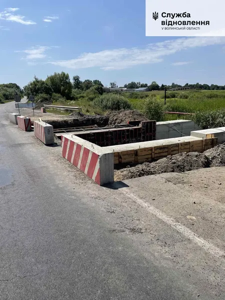 На трасі Луцьк – Львів ремонтують штучну споруду: рух авто у реверсному режимі (фото)
